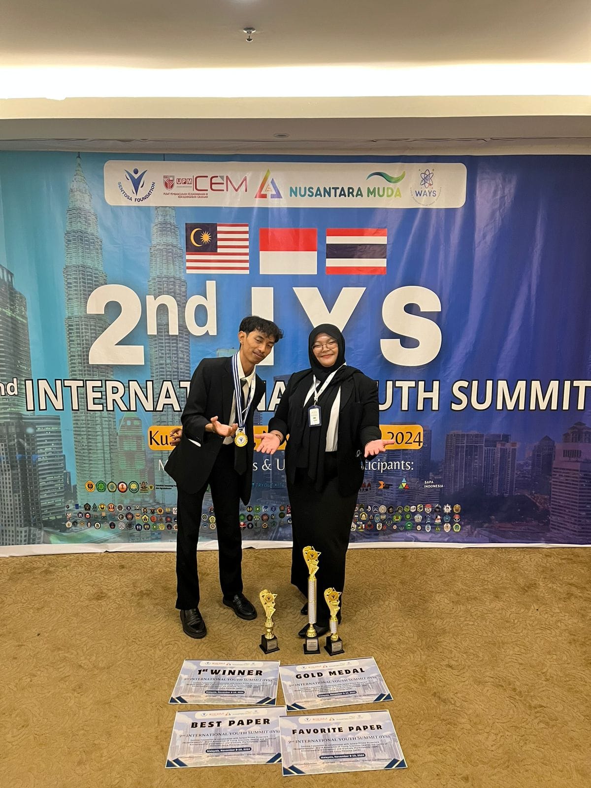 BERPRESTASI: Mahasiswa menunjukkan Gold Medal International Science and Invention Fair (NSIF) di Bali. (UTM UNTUK JPRM)