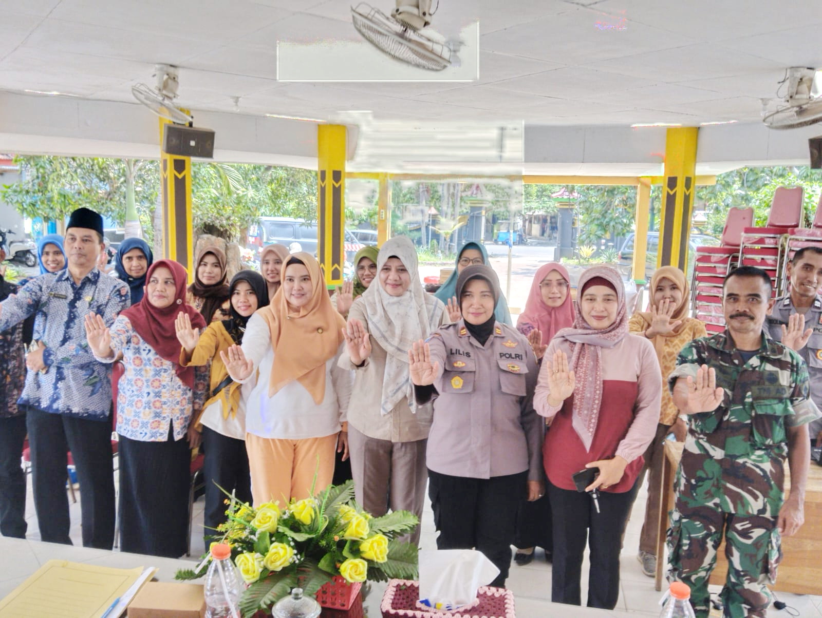 BERSINERGI: Muspika dan lintas sektor foto bersama setelah melaksanakan mini lokakarya percepatan penurunan stunting di Kecamatan Kota Bangkalan, Jumat (8/11). (BPKB BANGKALAN UNTUK JPRM)
