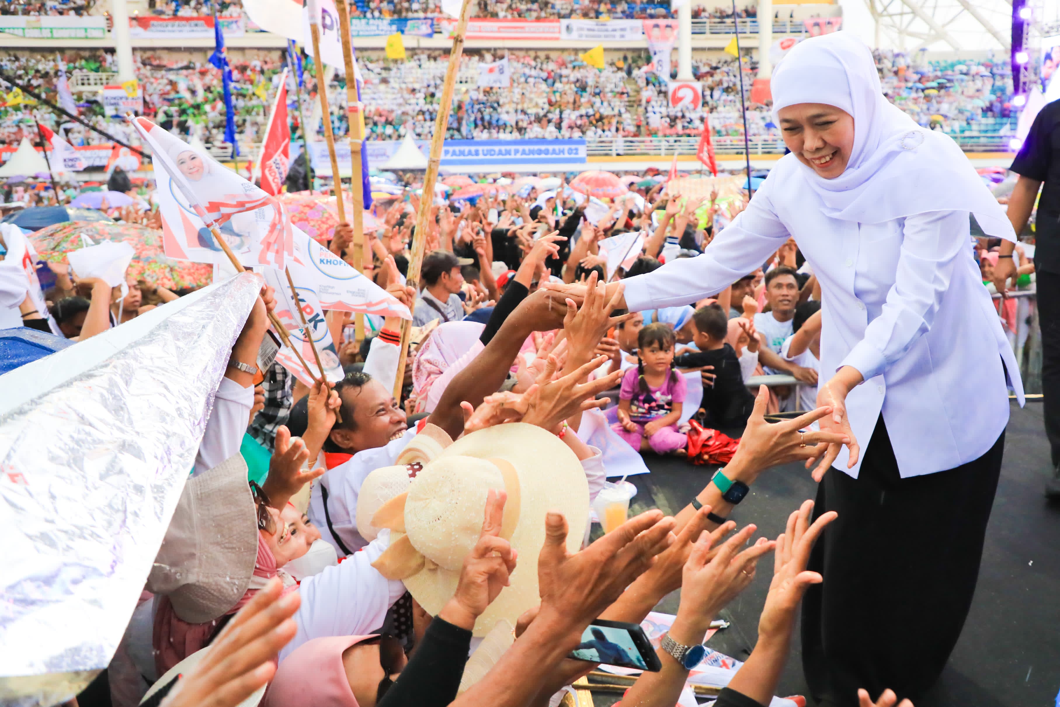 ANTUSIAS: Puluhan ribu masyarakat tumpah ruah mengikuti kampanye akbar Khofifah-Emil di Jember Sport Garden. (TIM PEMENANGAN UNTUK JPRM)