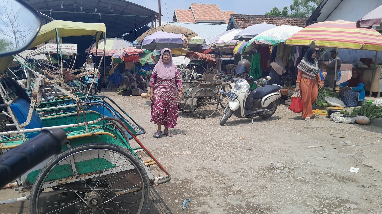BELUM BER-SNI: Pengunjung keluar dari Pasar Gurem, Pamekasan, Selasa (12/11). (M. KHOLIL RAMLI/JPRM)