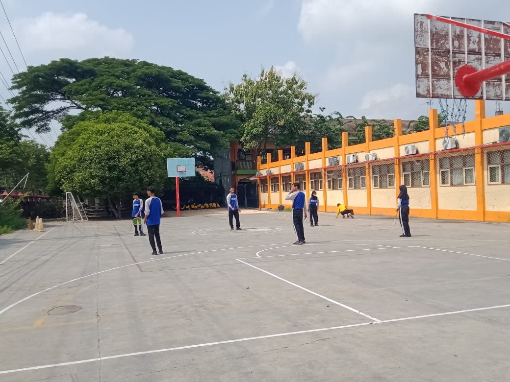 MINIM PENGAWAS: Siswa SMAN 2 Bangkalan berolahraga di halaman sekolahnya, Selasa (12/11). (IMAMUDIN/JPRM)