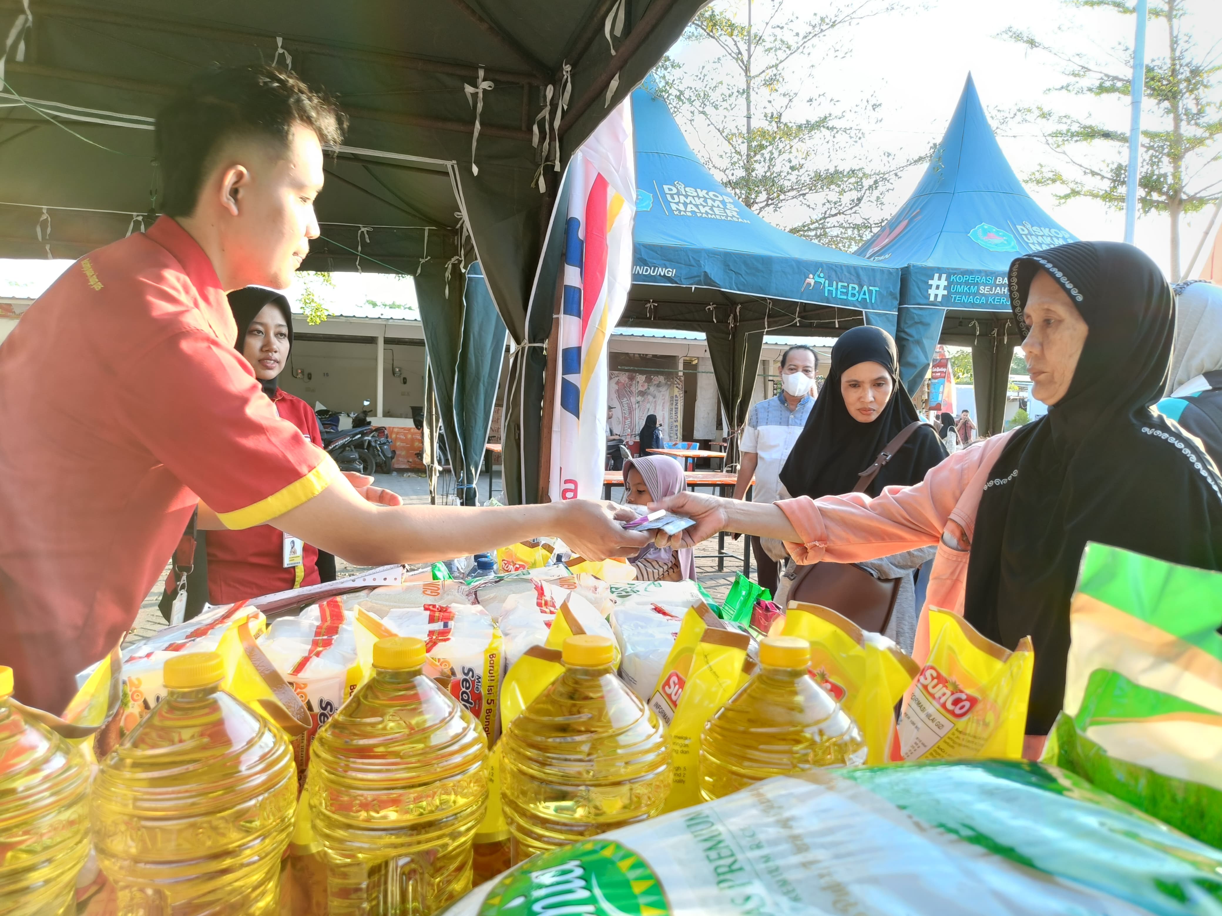 Alfamart ikut memeriahkan Bazaar UMKM dengan tajun pasar murah bersubsidi dalam rangka Hari Jadi Ke-493 Kabupaten Pamekasan