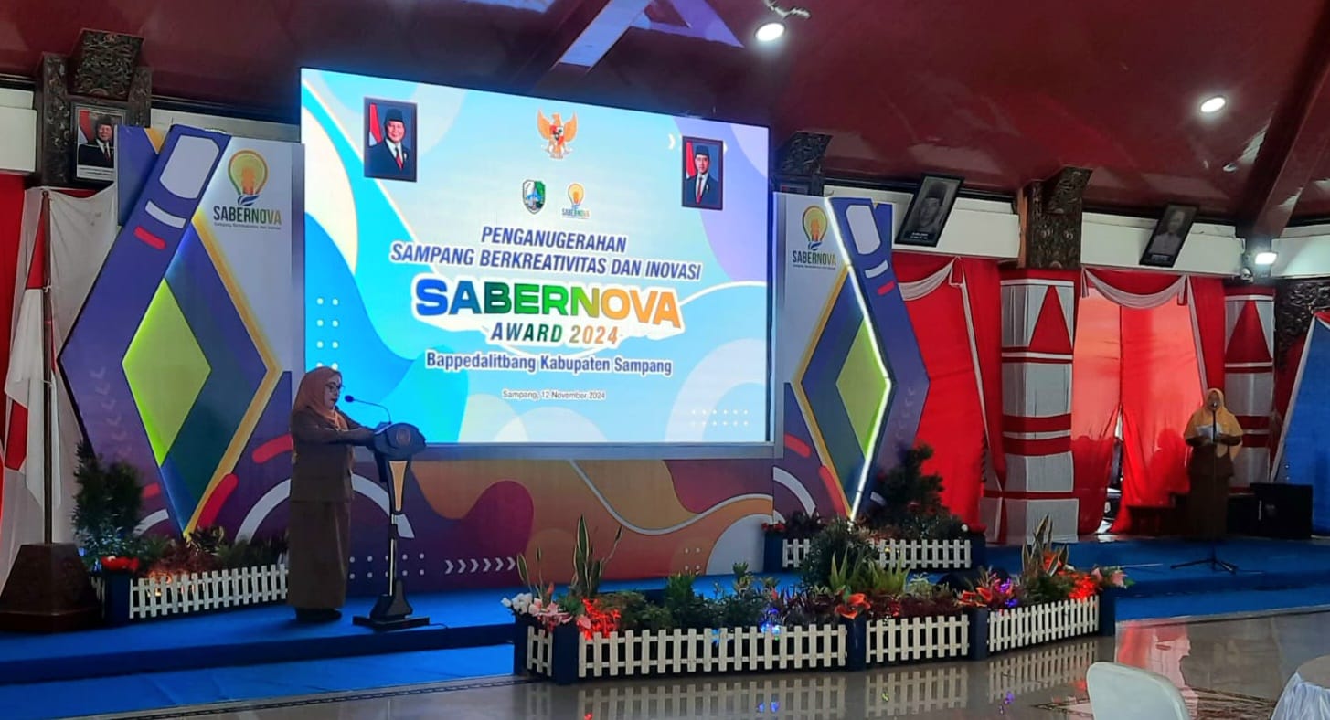 INOVATIF: Kepala Bappelitbangda Sampang Umi Hanik Laila menyampaikan sambutan dalam acara Penganugerahan Sabernova Awards 2024 di pendopo Trunojoyo Sampang, Selasa (12/11).