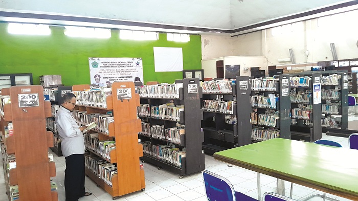 JENDELA DUNIA: Pengunjung perpusda mencari koleksi buku, Jumat (18/10). (M. KHOLIL RAMLI/JPRM)