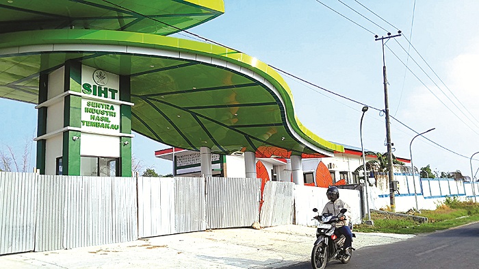 GAGAL BEROPERASI: Pemotor melintas di depan gedung SIHT yang belokasi di Desa Gugul, Kecamatan Tlanakan, Pamekasan, Rabu (13/11). (M. KHOLIL RAMLI/JPRM)