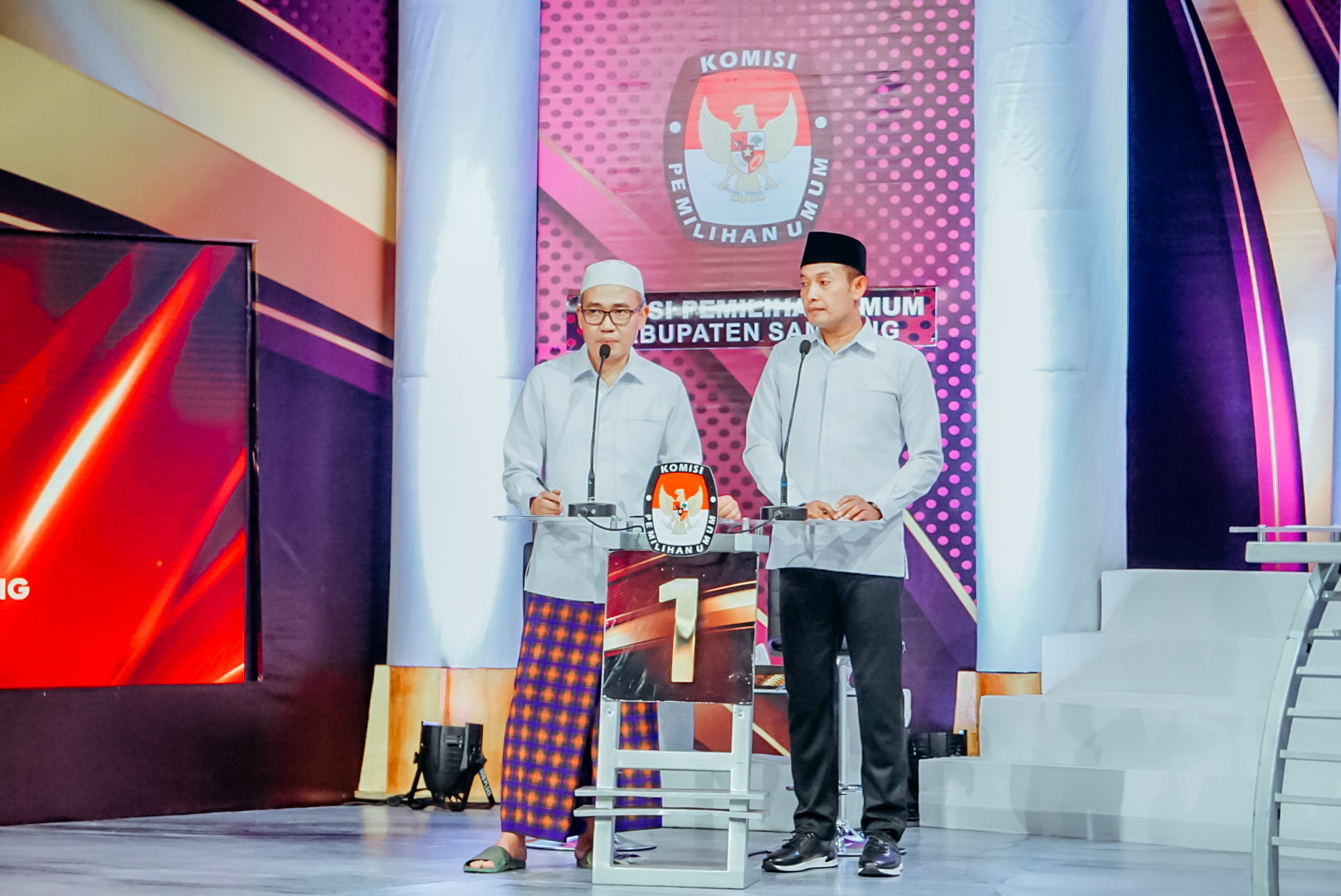ADU GAGASAN: Cabup nomor urut 1 Muhammad bin Muafi Zaini didampingi wakilnya, Abdullah Hidayat, mengikuti debat kedua Pilkada Sampang 2024 di Studio JTV, Surabaya, Selasa (12/11) malam. (TIM MANDAT)