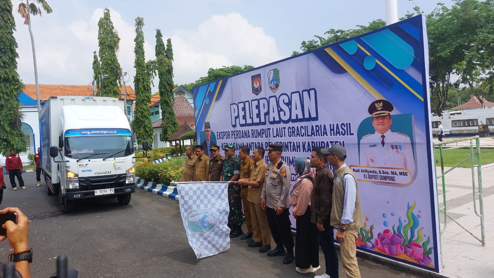 SIMBOLIS: Asisten Perekonomian dan Pembangunan Setkab Sampang Sri Andoyo Sudono melepas keberangkatan ekspor perdana rumput gracilaria di halaman pendopo Trunojoyo Sampang, Selasa (12/11).