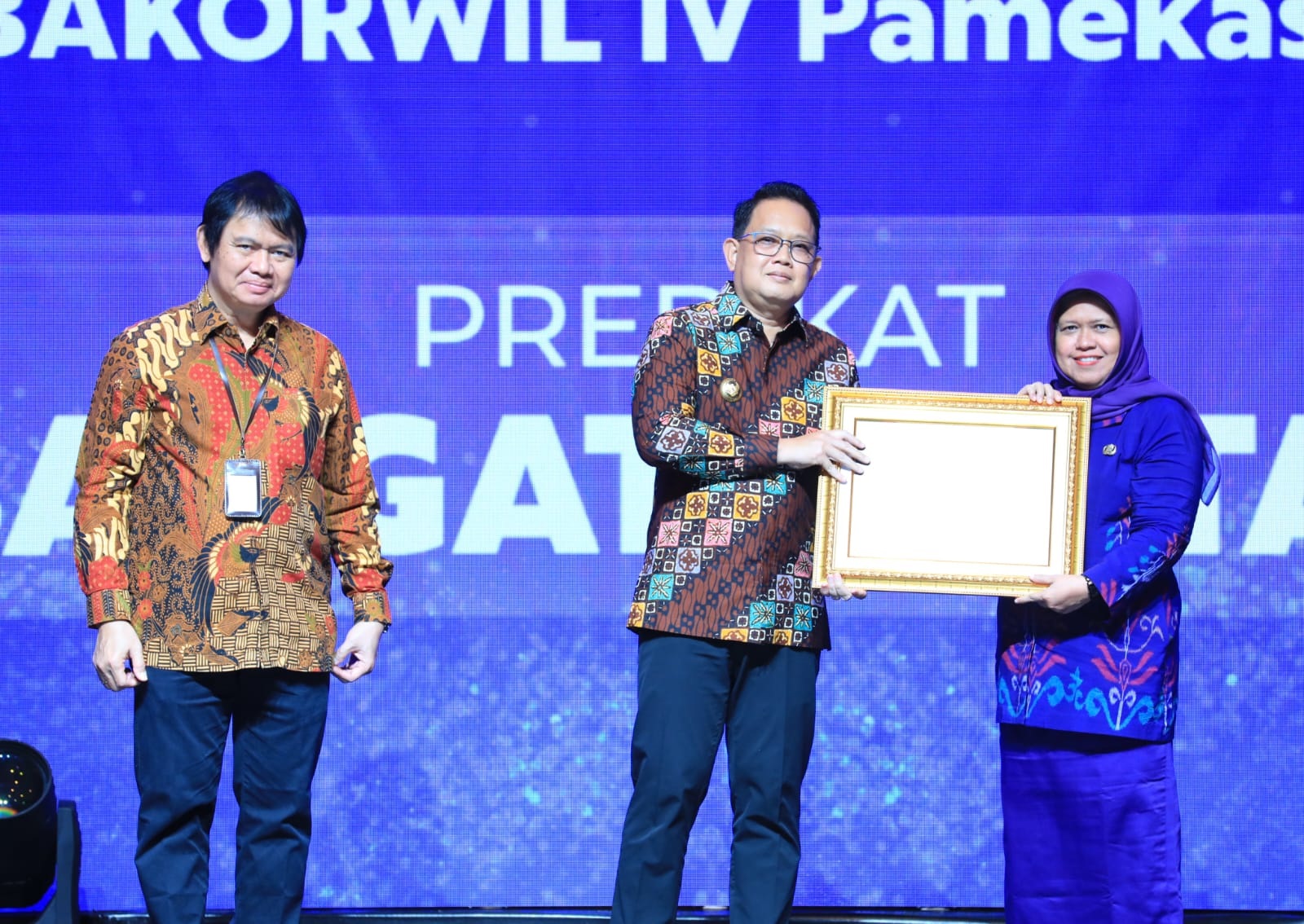 BERPRESTASI: Kepala Bakorwil IV Pamekasan Sufi Agustini (kanan) menerima piagam penghargaan pelayanan publik sangat CETTAR dari Pj Gubernur Jatim Adhy Karyono, Rabu (13/11).