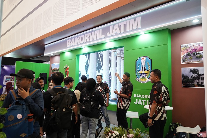 INOVATIF: Sekretaris Bakorwil IV Pamekasan Muhyi (kanan) berkunjung ke stan Bakorwil Jatim dalam Pameran Pelayanan Publik Jatim 2024 di Ballroom Grand City, Surabaya, Rabu (13/11).
