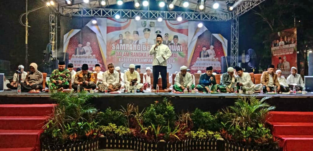SANTUN: Pj Bupati Sampang Rudi Arifiyanto menyampaikan sambutan dalam acara Sampang bershalawat untuk pilkada damai pada Rabu (13/11) malam.