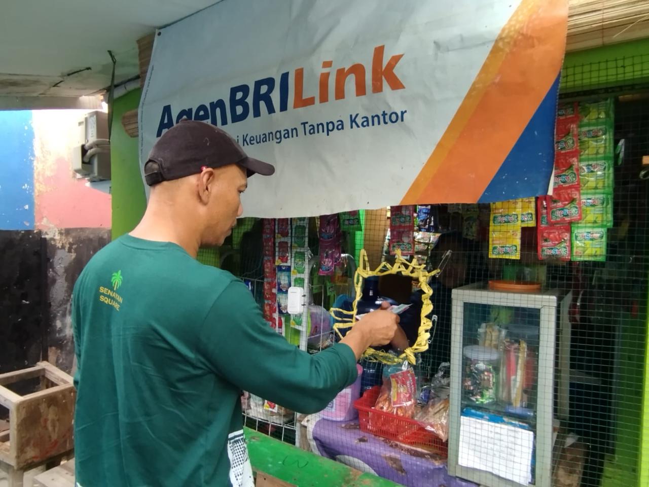 PERMUDAH LAYANAN: AgenBRILink tersebar hingga pelosok desa  untuk melayani keuangan masyarakat.
