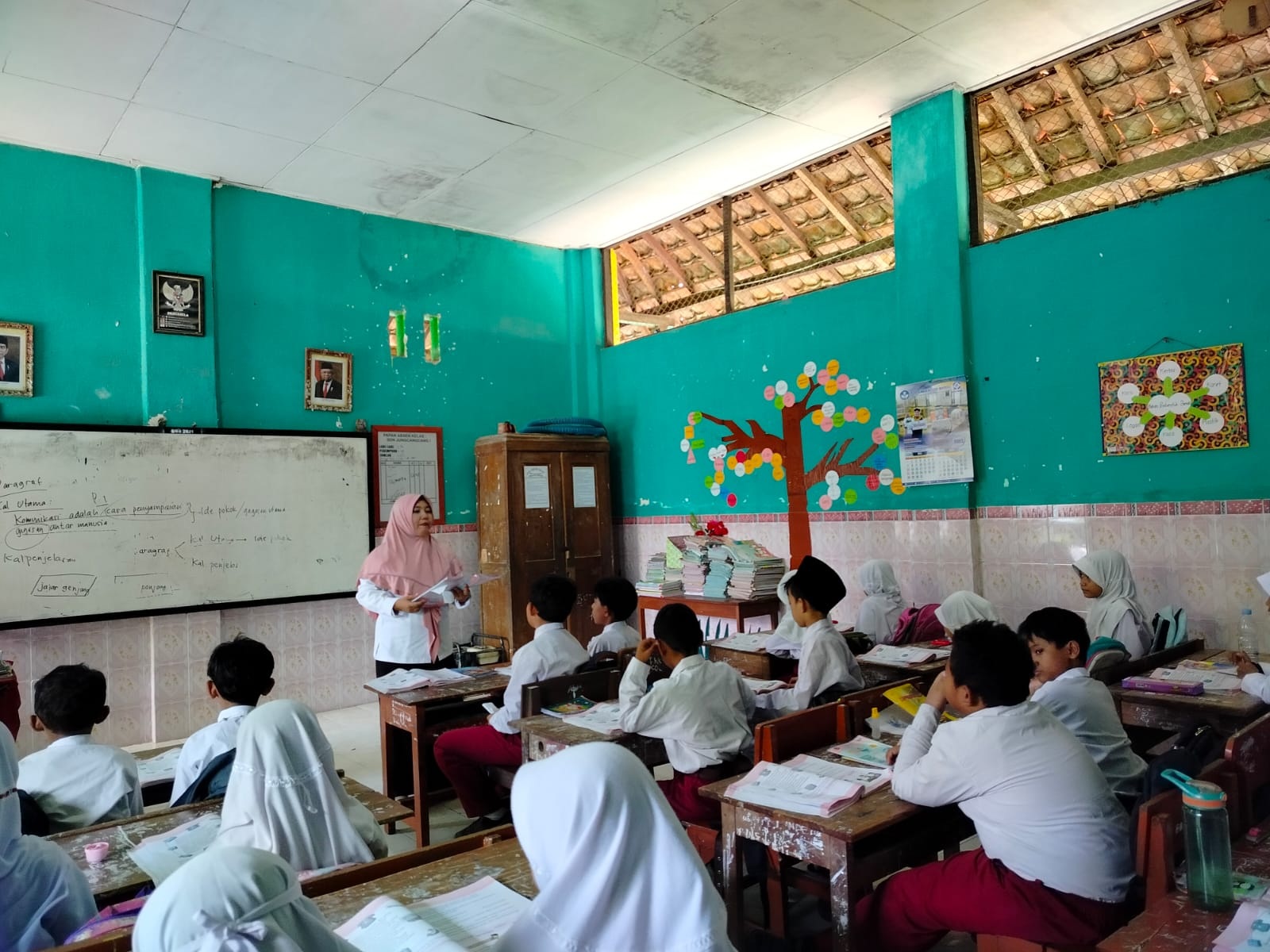 PENDIDIKAN: Seorang guru mengajar di SDN Jungcangcang 1, Kecamatan Kota Pamekasan, Selasa (7/5). (LAILATUL NURIYAH/JPRM)