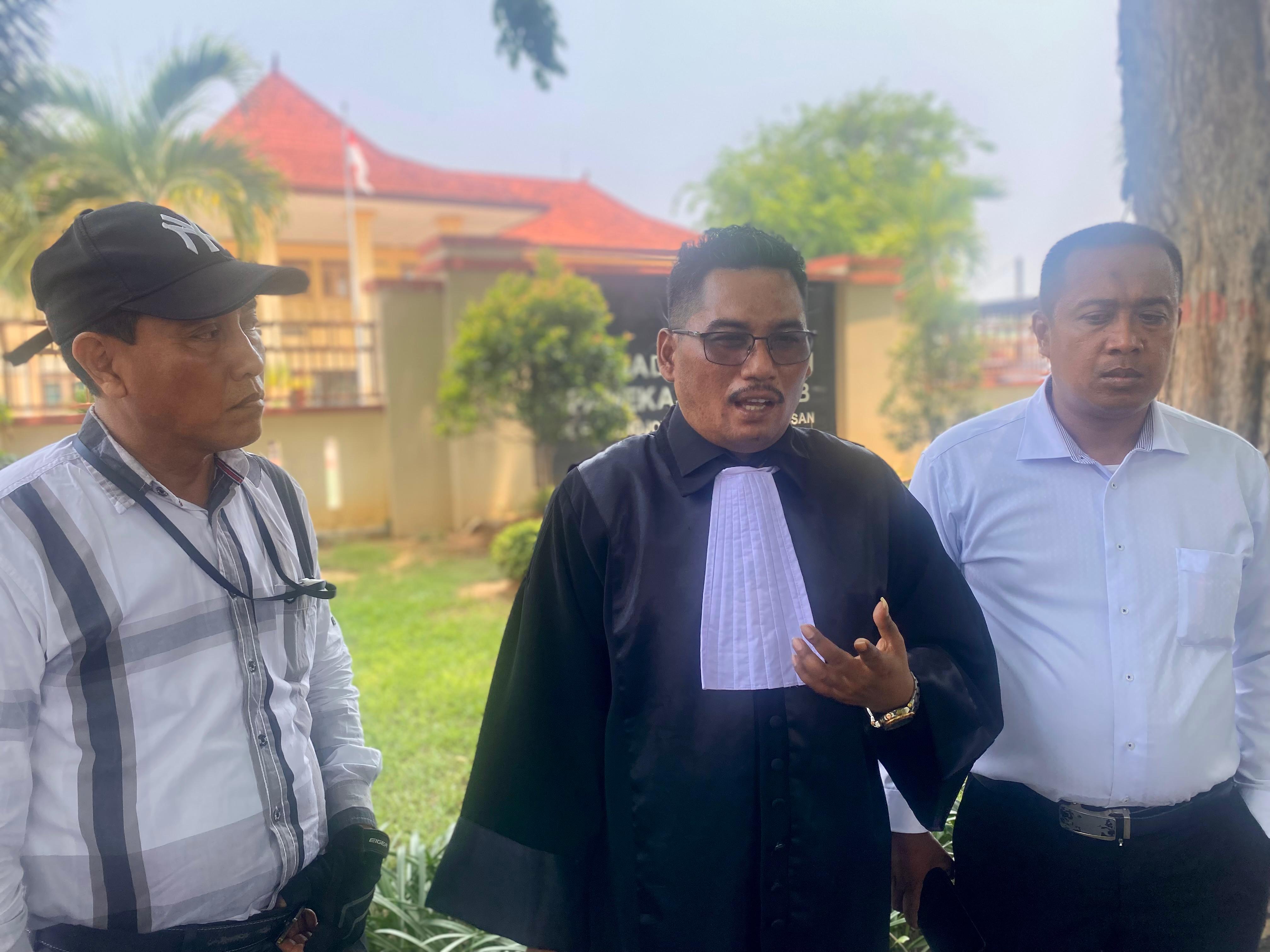 BERI TANGGAPAN: Ach. Suhairi selaku penasihat hukum Maskur memberikan keterangan setelah sidang pemeriksaan saksi di PN Pamekasan, Kamis (14/11). (MOH. IQBAL AFGANI/JPRM)