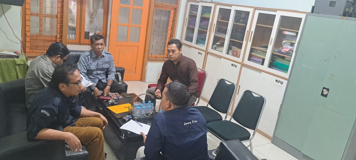 DISKUSI: Ketua Divisi Sosdiklih Parmas SDM KPU Pamekasan Moh. Amiruddin didampingi staf KPU Pamekasan berdiskusi dengan Kepala JPRM Biro Pamekasan Moh. Subhan dan AE Faidul Qodar, Kamis (14/11).
