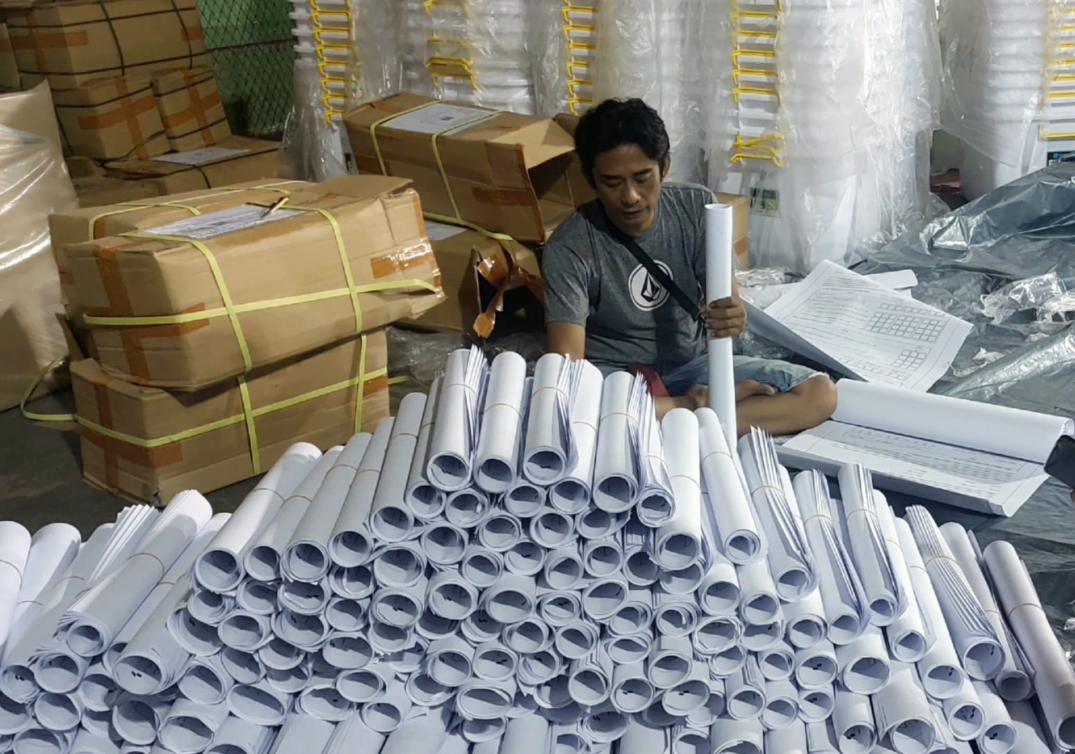 HARUS TEPAT: Pekerja menata logistik di Gudang Indoor Sampang, Minggu (3/11). (JUNAIDI PONDIYANTO/JPRM)