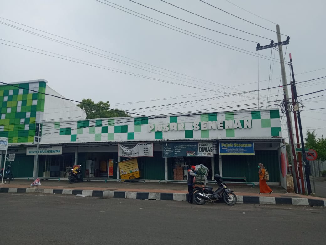 BERSERTIFIKAT: Warga beraktivitas di depan Pasar Senenan, Bangkalan, Kamis (14/11). (IMAMUDIN/JPRM)