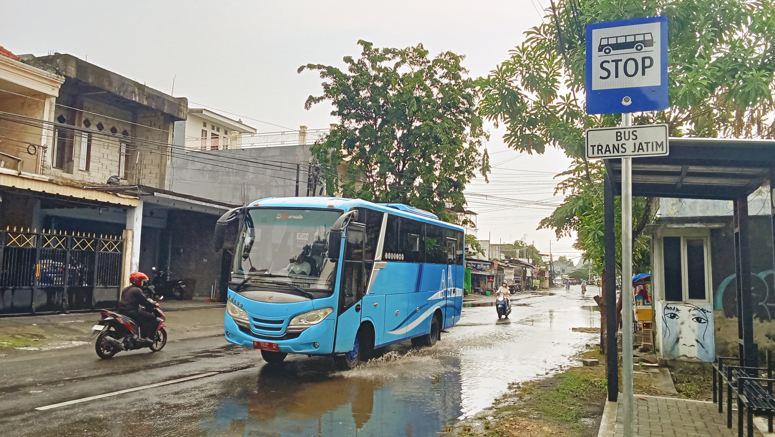 SARANA PENDUKUNG: Pengendara melintas di sekitar shelter Trans Jatim di Jalan RE Martadinata Bangkalan, Rabu (13/11). (ACH. BASIRUDDIN/JPRM)