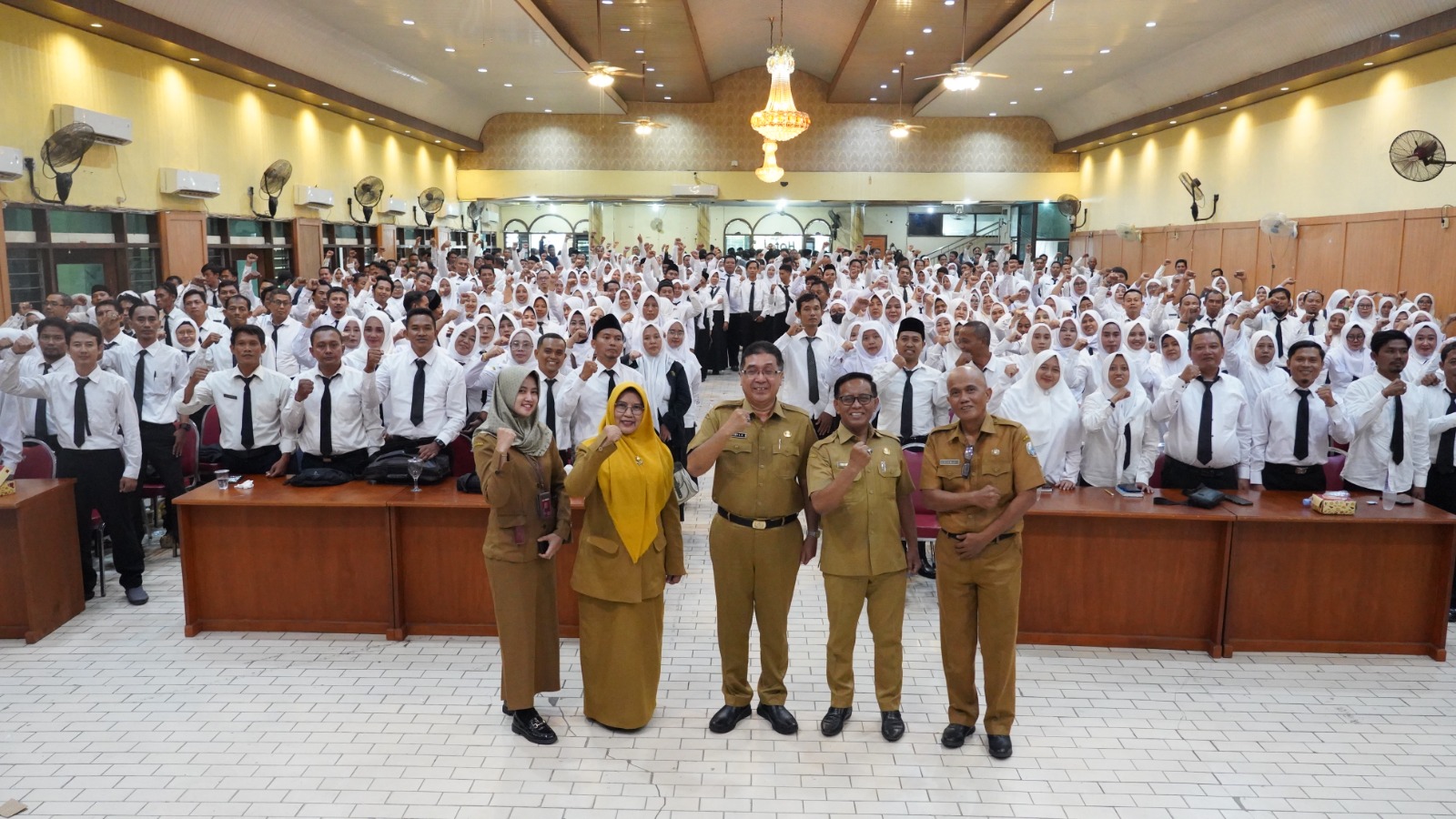 ABDI NEGARA: Kepala BKPSDM Sampang Arief Lukman Hidayat (tengah depan) bersama para pegawai dan peserta orientasi PPPK di gedung PKPRI Trunojoyo Selasa (12/11)