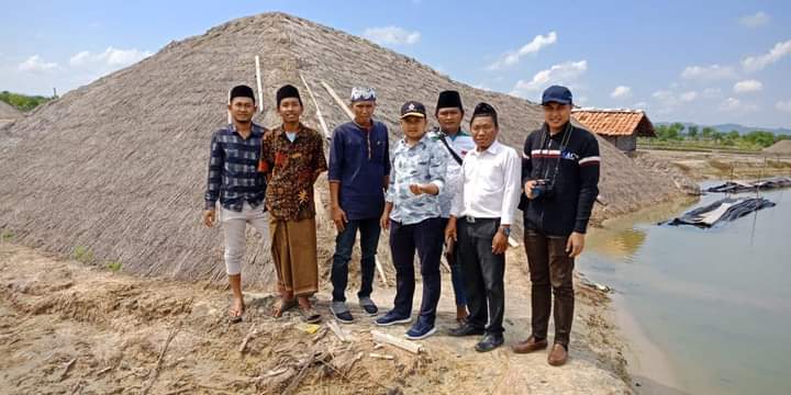 TURBA: Anggota DPR RI dapil Madura saat mengunjungi petani garam di Desa Marparan, Kecamatan Sreseh, Samang beberapa waktu yang lalu.