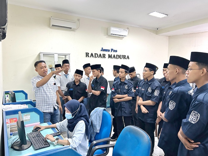 ANTUSIAS BELAJAR: Redaktur JPRM Jupri (kiri) dan editor bahasa Ina Herdiyana (duduk) menjelaskan sistem kerja redaksi kepada siswa SMA Annuqayah Kamis (14/11). (VIVIN AGUSTIN HARTONO/JPRM)