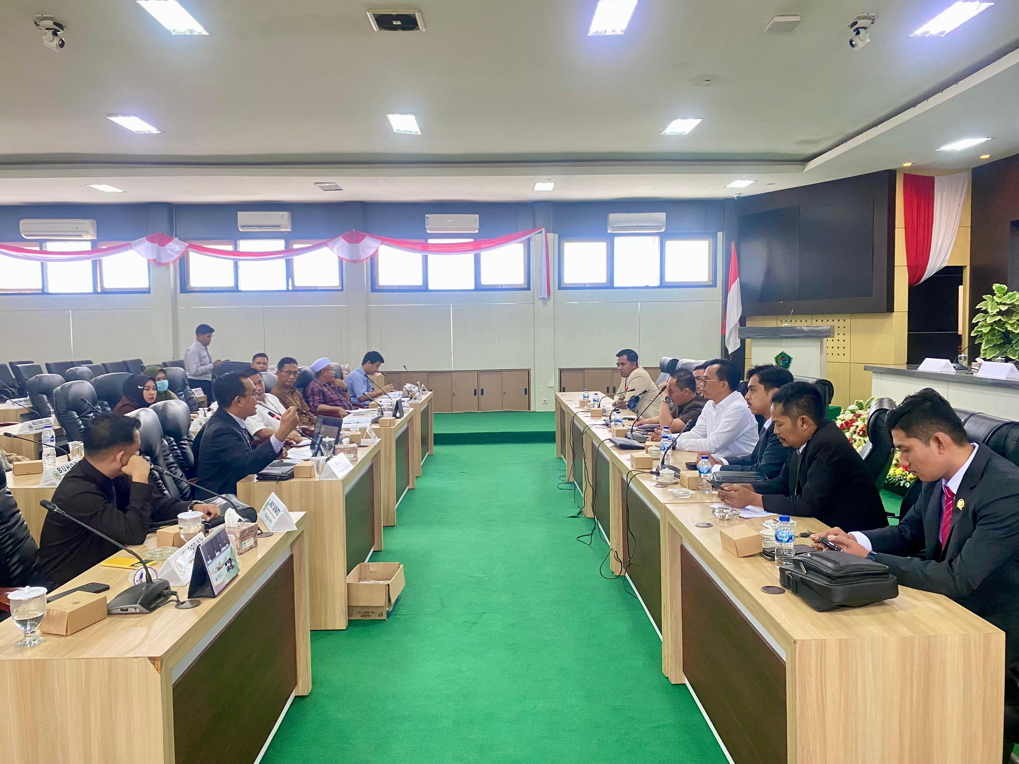 DISKUSI PANJANG: Komisi II DPRD Pamekasan berdiskusi dengan pihak Pegadaian dan korban dugaan penipuan agen di ruang sidang paripurna, Jumat (15/11). (MOH. IQBAL AFGANI/JPRM)