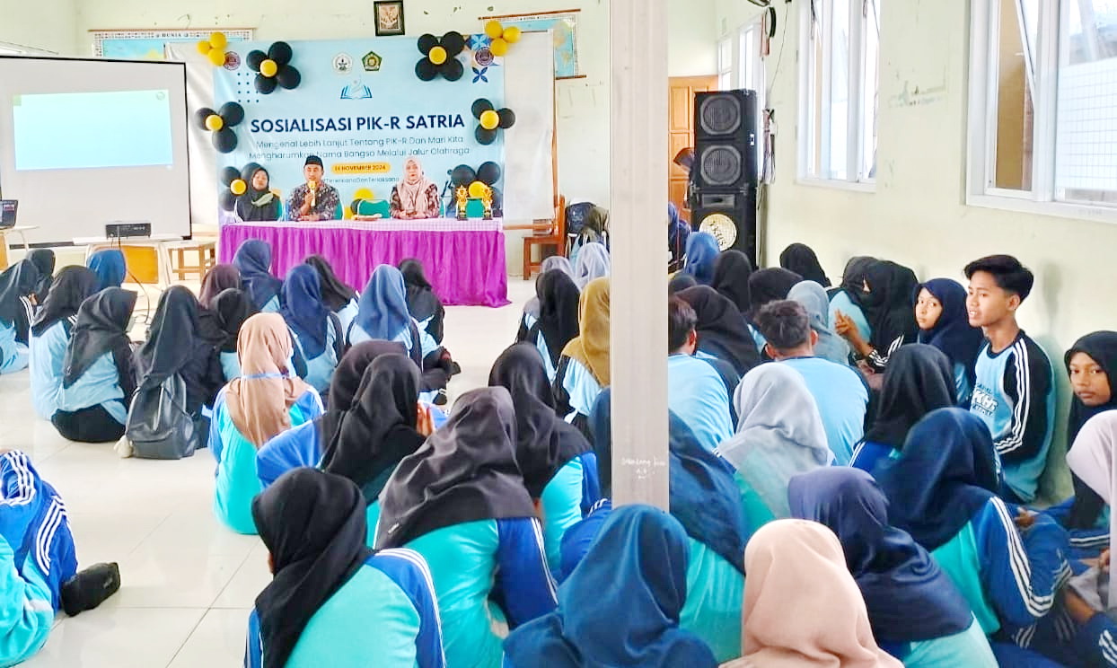 ANTUSIAS: Puluhan siswa SMA YKHS Sepulu mengikuti sosialisasi tentang PIK-R di sekolahnya, Minggu (17/11). (BALAI PENYULUH KB SEPULU UNTUK JPRM)