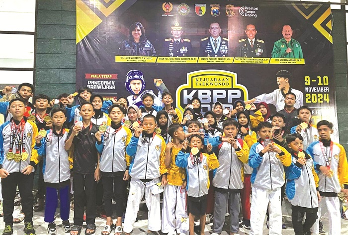 GEMILANG: Kontingen taekwondo Pamekasan berswafoto dalam kejuaraan KBPP Polri Jatim Cup Ke-2, Minggu (10/11). (TAEKWONDO PAMEKASAN UNTUK JPRM)