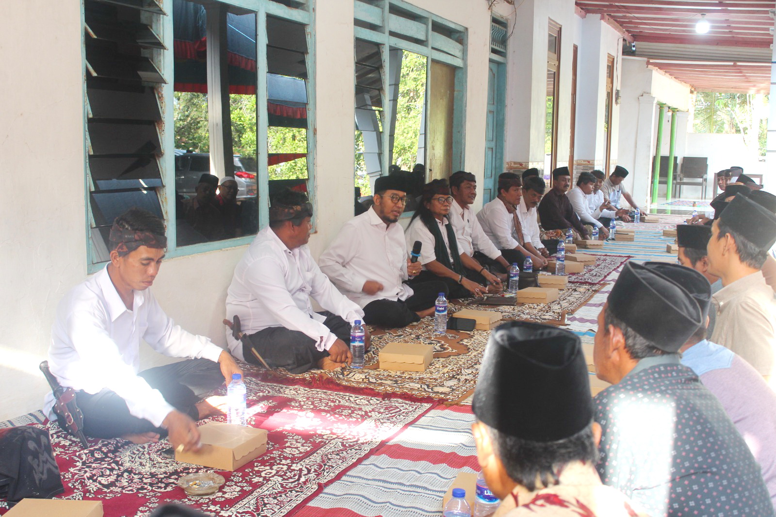 MERAKYAT: Calon bupati Sumenep nomor urut 2 Achmad Fauzi Wongsojudo (pegang mik) menghadiri silaturahmi di Desa Jelbudan, Kecamatan Dasuk, Rabu (6/11). (TIM FAHAM UNTUK JPRM)