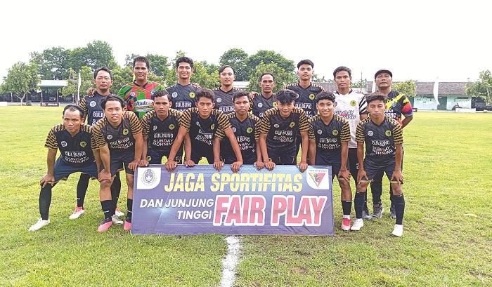 PENUH SEMANGAT: Tim kesebelasan PSG Gulbung berfoto bersama sebelum bertanding menghadapi Akor FC pada Kejuaraan Panser Cup di Sidoarjo, Sabtu (16/11). (PSG GULBUNG UNTUK JPRM)