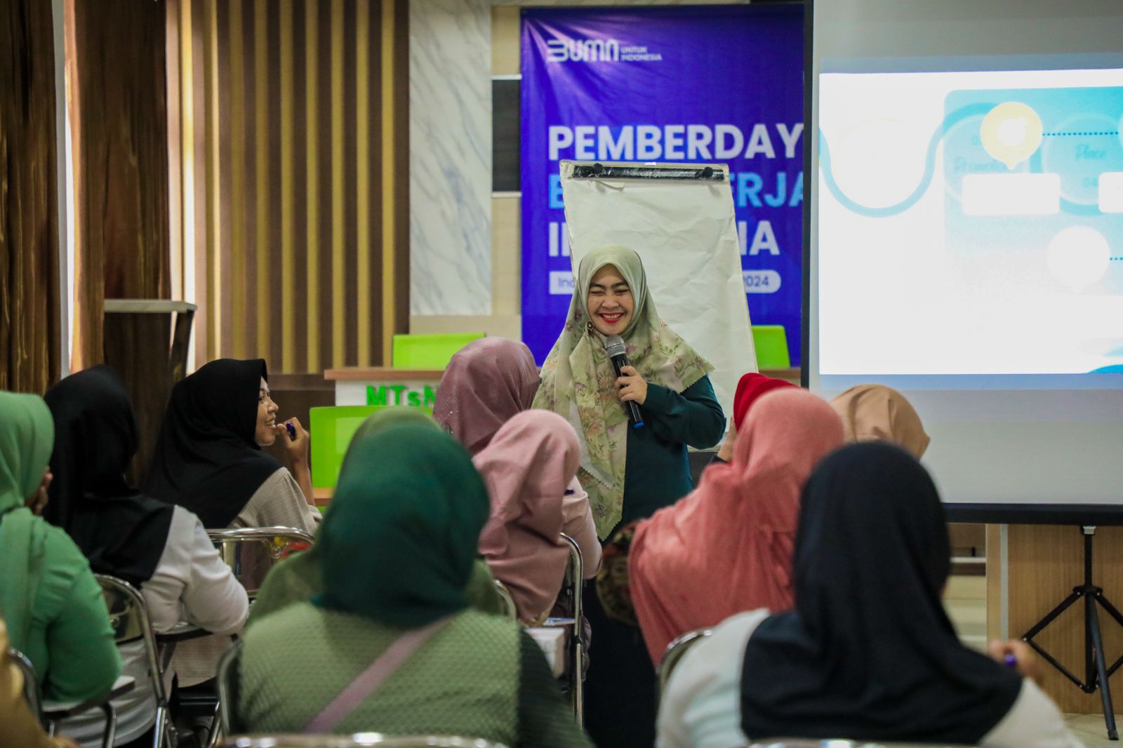 BERDAYA:  Petugas memberikan materi tentang pembinaan pekerja migran Indonesia.