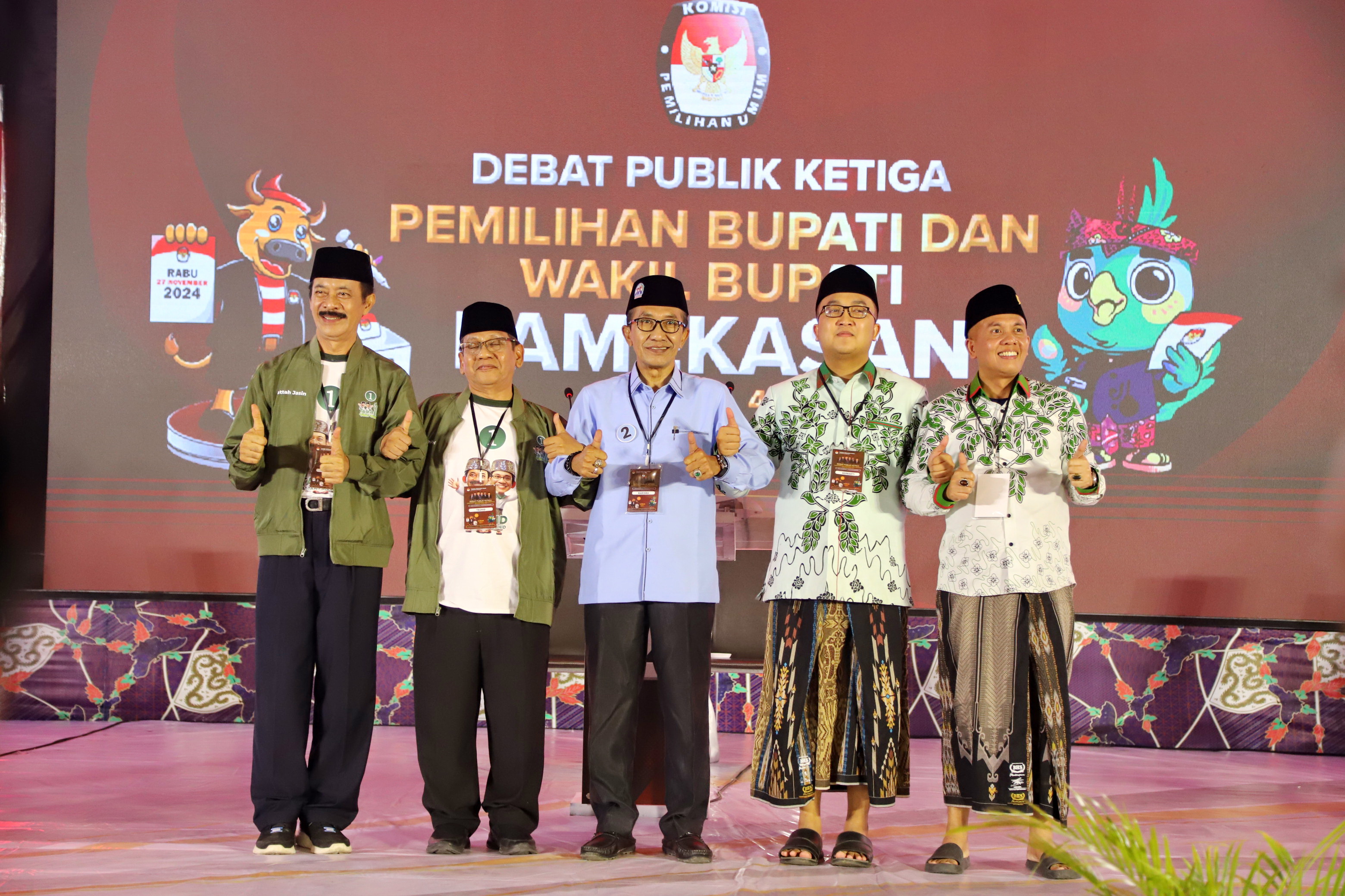 SEMRINGAH: Tiga paslon bupati dan wakil bupati bergandengan tangan setelah mengikuti debat ketiga di Hotel Odaita Pamekasan, Jumat (15/11) malam.