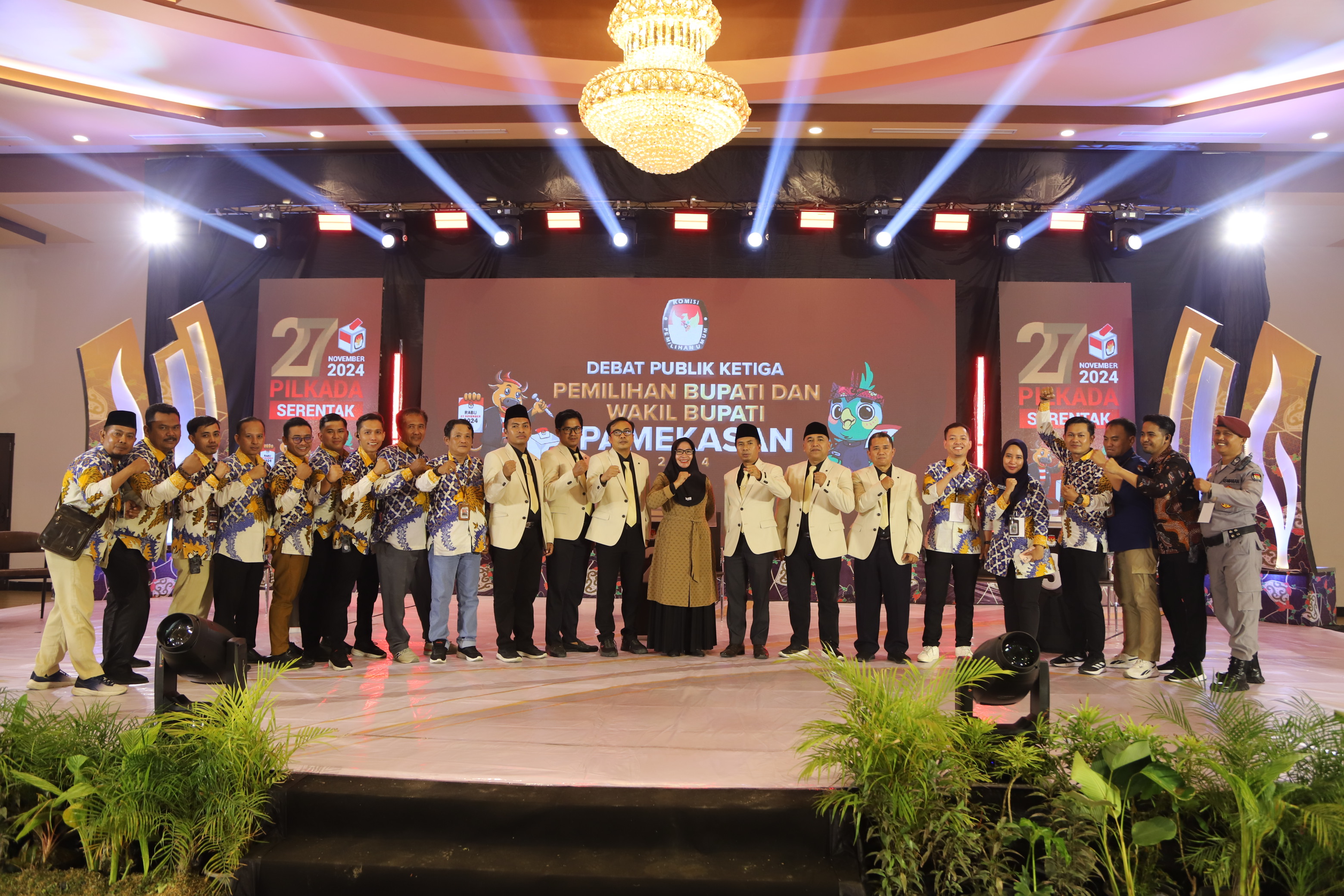 KOMPAK: Komisioner KPU Pamekasan dan staf berfoto bersama seusai debat ketiga calon bupati dan wakil bupati di Hotel Odaita Pamekasan, Jumat (15/11) malam. (AHMAD AINOR ROHMAN UNTUK JPRM)
