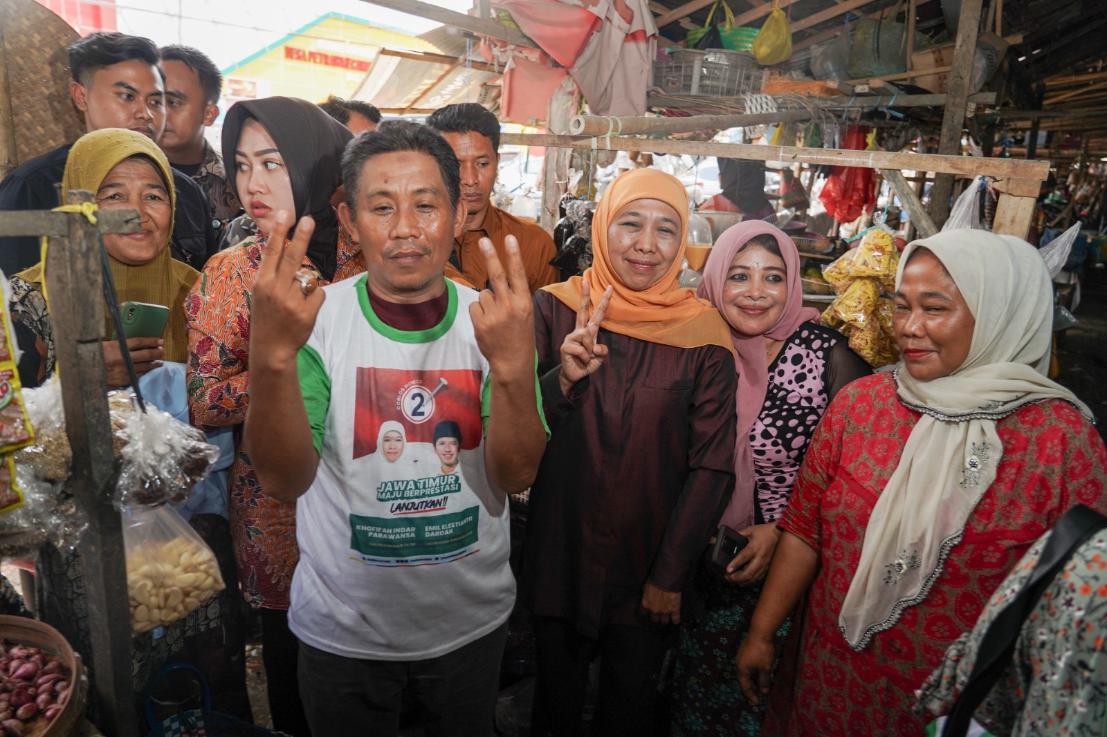 Kunjungan Calon Gubernur Paslon 2, Ibu Khofifah di pasar Tanah merah Bangkalan, Madura