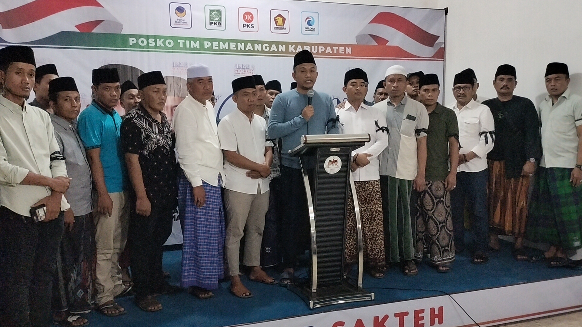BERBELASUNGKAWA: Ketua tim pemenangan Jimad Sakteh bersama tim menyampaikan keterangan kasus pembacokan di Ketapang, Minggu (17/11)