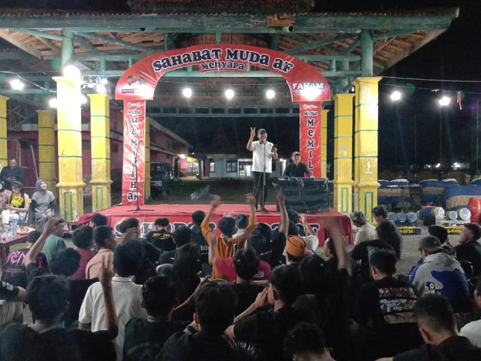DICINTAI BANYAK KALANGAN: Cabup Sumenep nomor urut 2 Achmad Fauzi Wongsojudo memberikan motivasi kepada generasi muda di depan kantor KONI Sumenep, Desa Pabian, Minggu (17/11) malam.