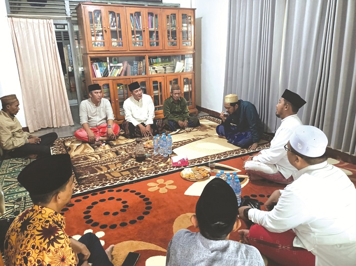AKRAB: Cabup Sumenep Achmad Fauzi Wongsojudo bersilaturahmi ke kediaman Pengasuh Ponpes Sabiliyah, Desa/Kecamatan Arjasa, Mahbub Sabil, Kamis (14/11). (MOH. IQBAL/JPRM)