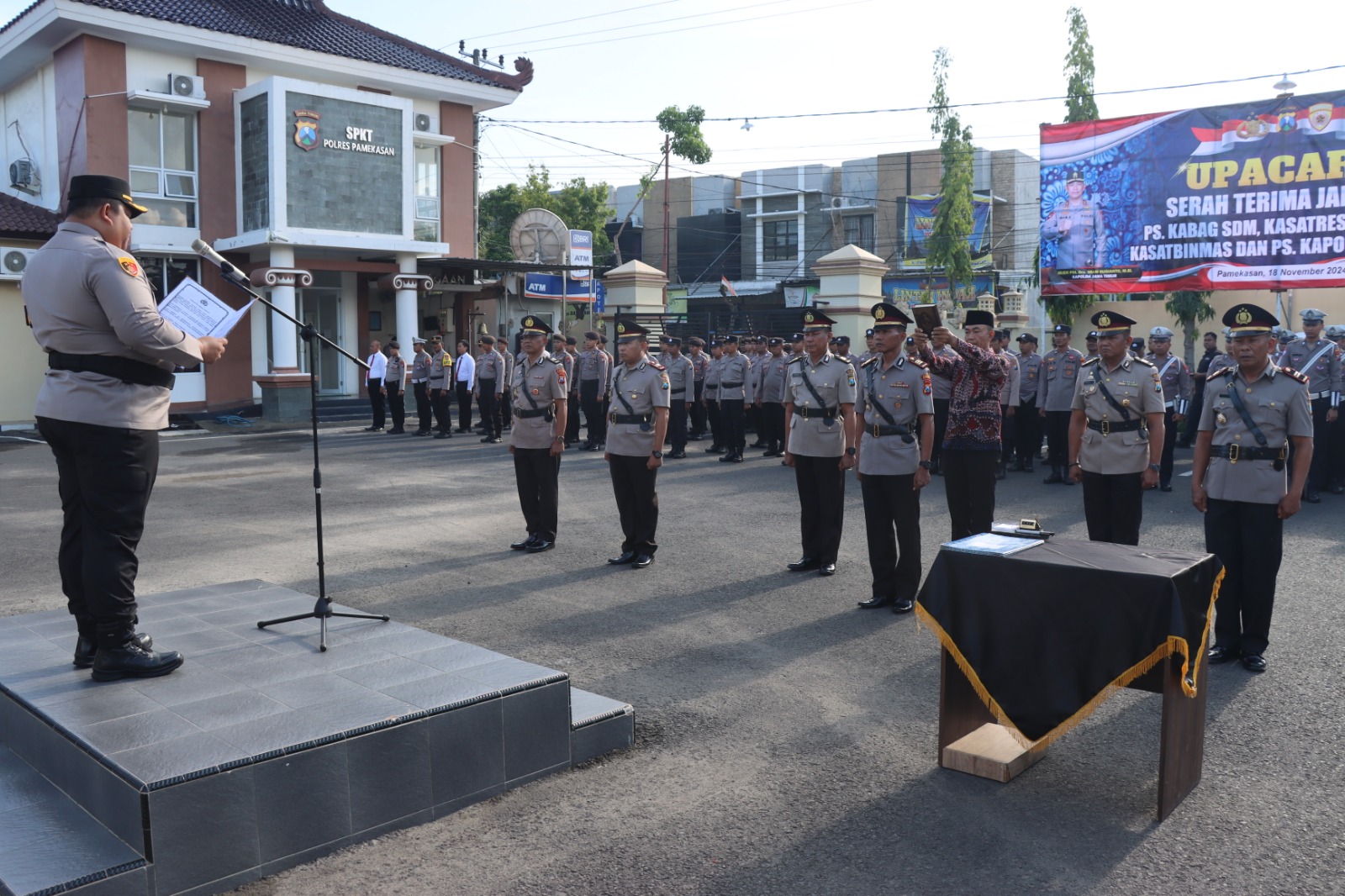 KHIDMAT: Kapolres Pamekasan AKBP Jazuli Dani Iriawan memimpin sertijab enam PJU, Senin (18/11). (POLRES PAMEKASAN UNTUK JPRM)