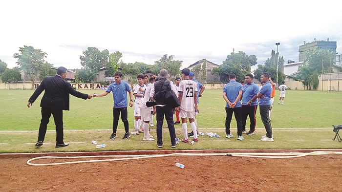 TERANCAM: Pihak manajemen Perseba U-17 meninggalkan arena pertandingan setelah kalah melawan Bhayangkara FC&nbsp;di Lapangan Sepak Bola Polda Jatim Rabu (20/11). (PERSEBA BANGKALAN UNTUK JPRM)