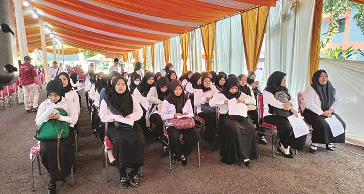 Peserta CPNS mengikuti tes SKD di Kantor Regional BKN II Surabaya. (BKPSDM UNTUK JPRM)