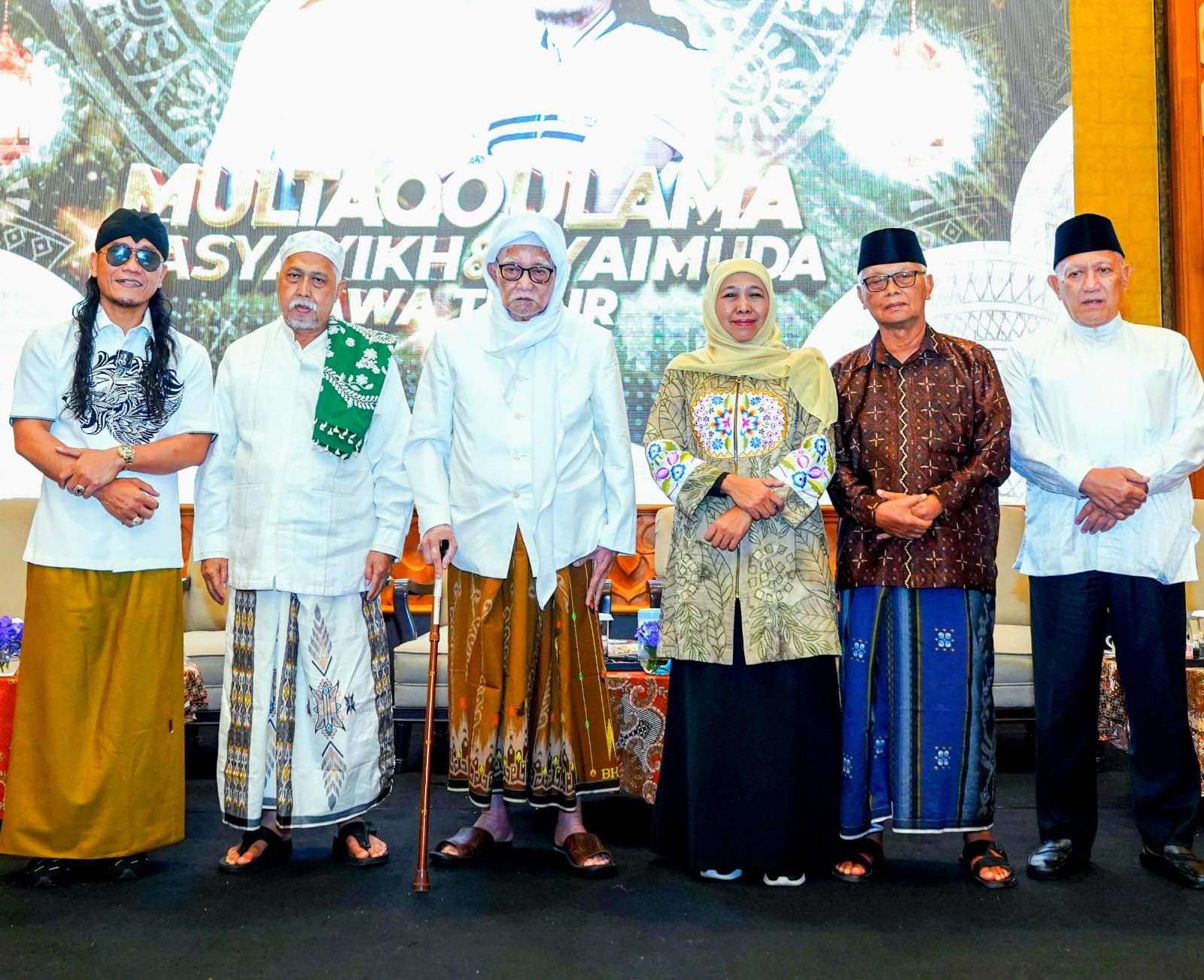 Calon Gubernur Jatim Khofifah Indar Parawansa bersama Gus Miftah saat menghadiri Multaqo Ulama di Hotel Shangri-La Surabaya pada Selasa (19/11/2024).