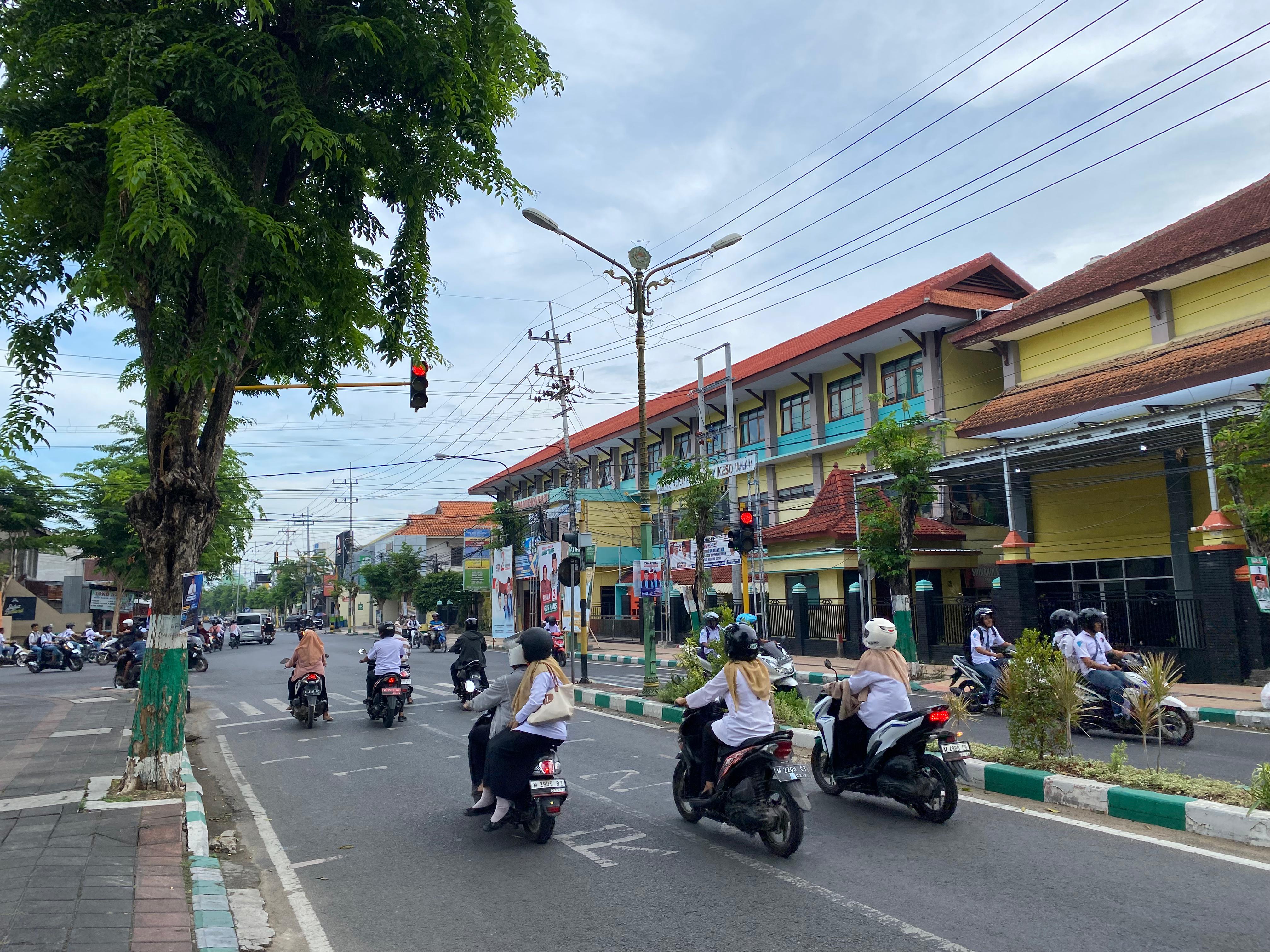 FASUM: Sejumlah pengendara motor berhenti di lampu merah Jalan Kabupaten, Rabu (20/11). (AYU LATIFAH/JPRM)