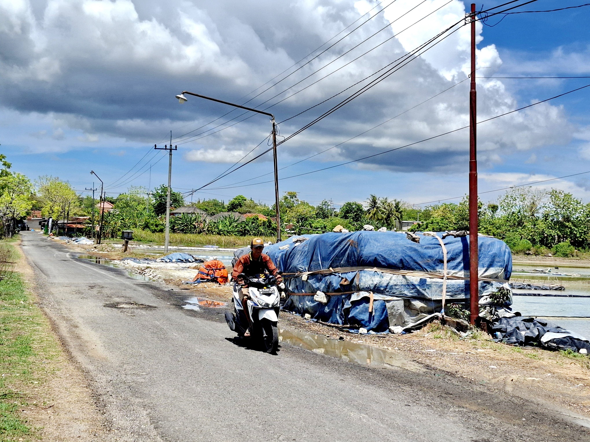 BELUM LAKU: Garam petani ditumpuk di pinggir jalan di Desa Kalimook, Kecamatan Kalianget, Sumenep, kemarin. (MOH. LATIF/JPRM)