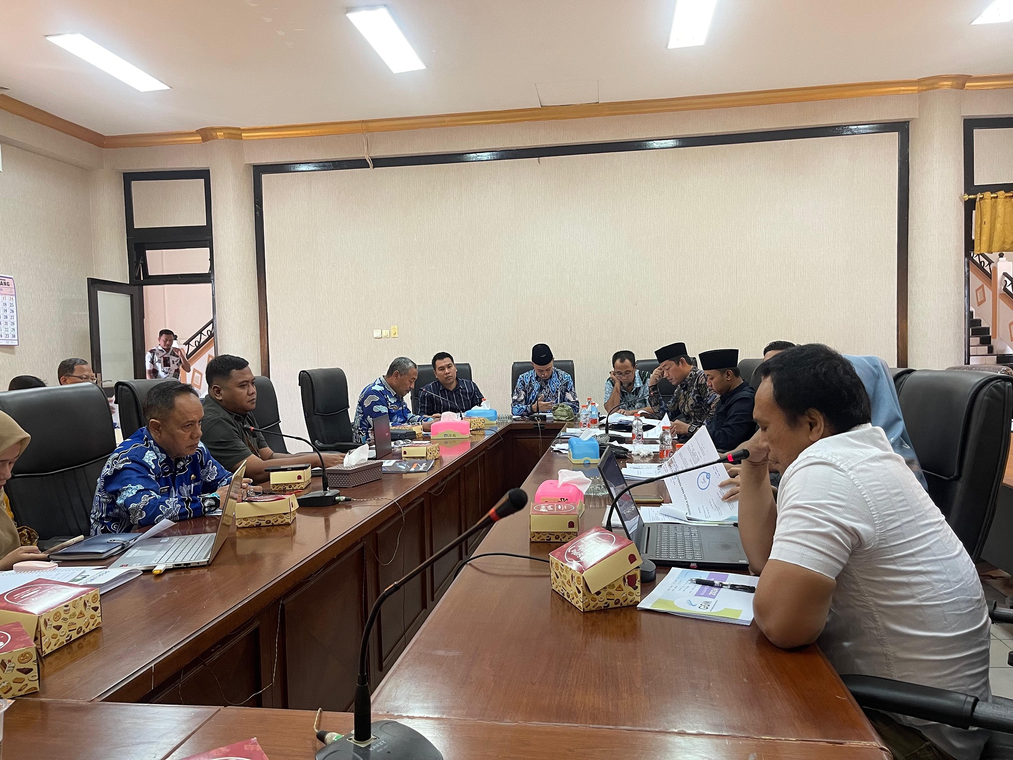 HABIS KONTRAK: Eks Plt Direktur Utama PT GSM Tamsul (kemeja putih) saat mengikuti rapat bersama komisi II di kantor DPRD Sampang, Kamis (7/11). (JUNAIDI PONDIYANTO/JPRM)