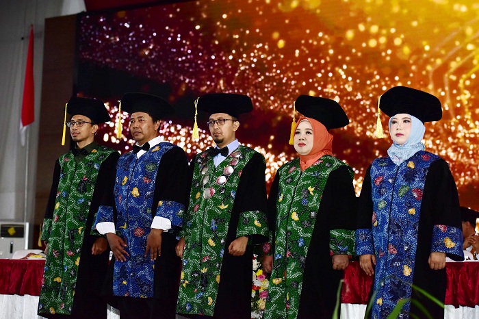 KHIDMAT: Dari kiri, Zainul Hidayah, Aeri Rachmad, Achmad Amzeri, Siti Ftimah, dan Rima Tri Wahyuningrum saat dikukuhkan sebagai guru besar UTM Kamis (21/11). (UTM UNTUK JPRM)