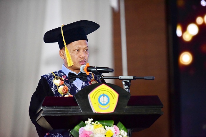 VISIONER: Rektor UTM Safi&rsquo; menyampaikan sambutan pada kegiatan pengukuhan guru besar UTM Kamis (21/11). (UTM UNTUK JPRM)