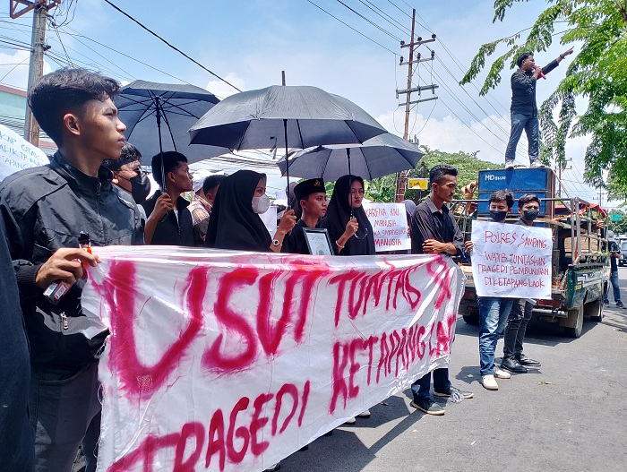 KEMANUSIAAN: Puluhan pemuda dan mahasiswa melakukan aksi solidaritas peduli kemanusiaan di Mapolres Sampang, Kamis (21/11). (UBAIDILLAHIR RAIE/JPRM)