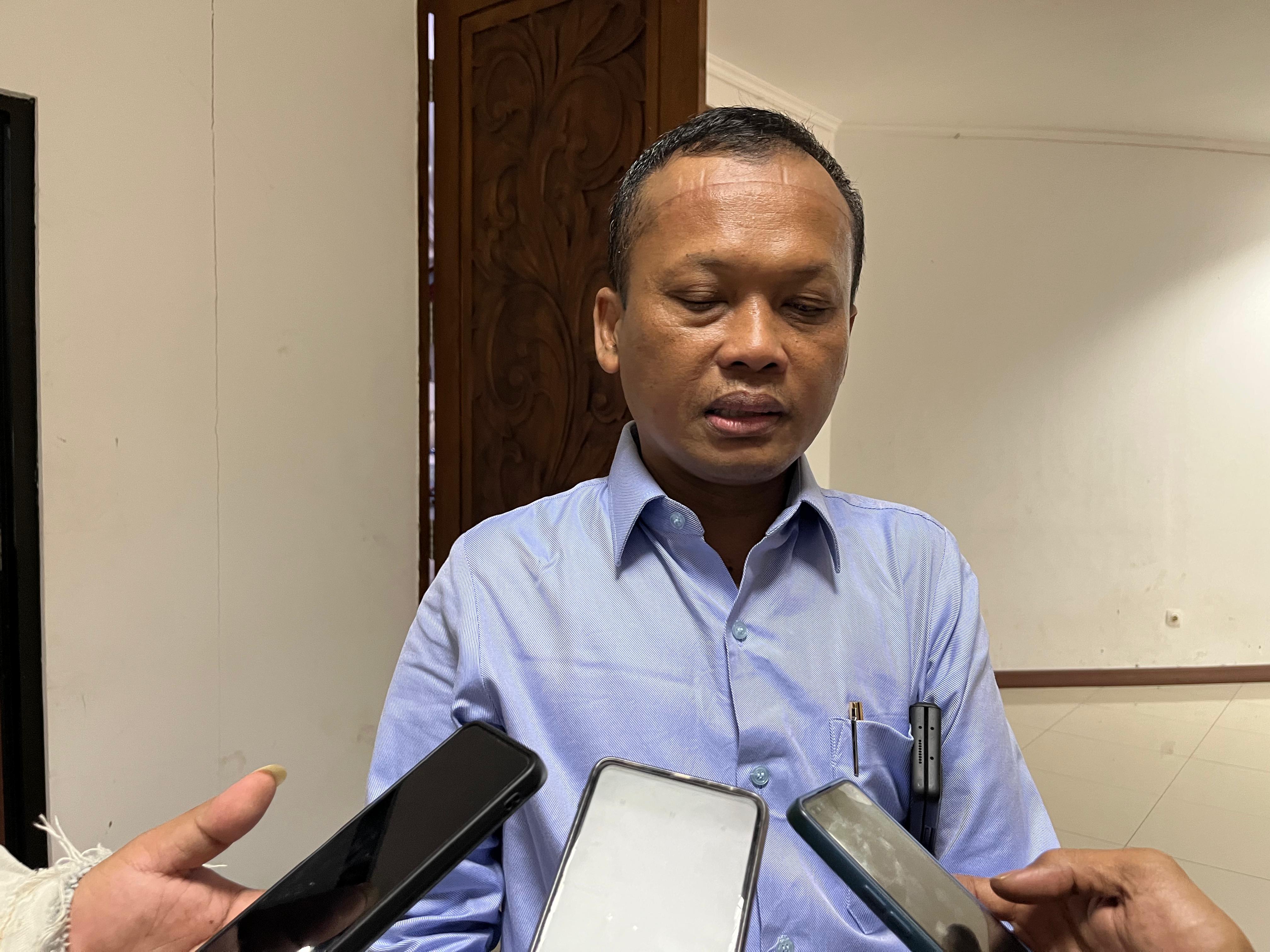VISIONER: Rektor Universitas Trunojoyo Madura UTM Safi&rsquo; memberikan keterangan pers, Kamis (21/11). (ZEINAL ABIDIN/JPRM)