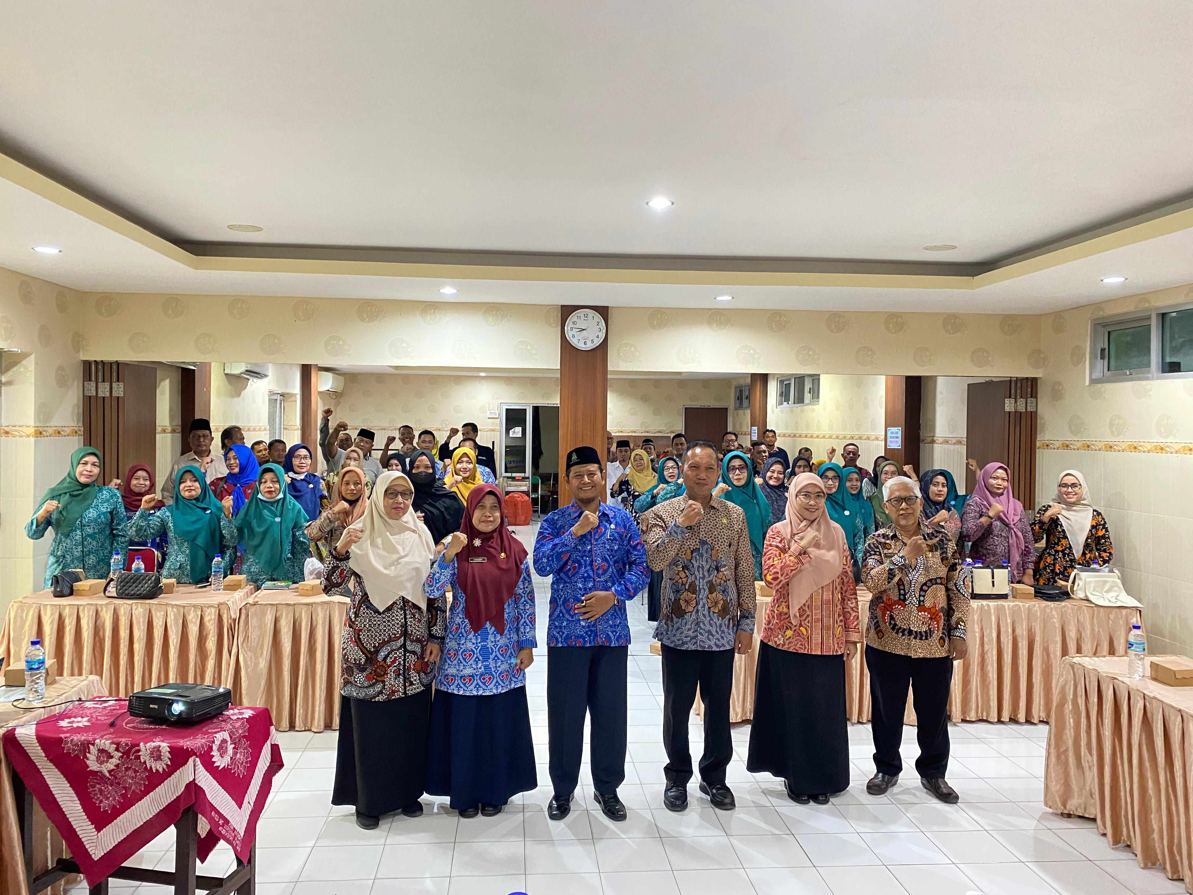TEKAN ANGKA STUNTING: Kepala DP3AP2KB Munapik (pakai kopiah) dan jajarannya&nbsp; berfoto bersama saat rakor di Gedung PRKP kemarin. (AYU LATIFAH/JPRM)