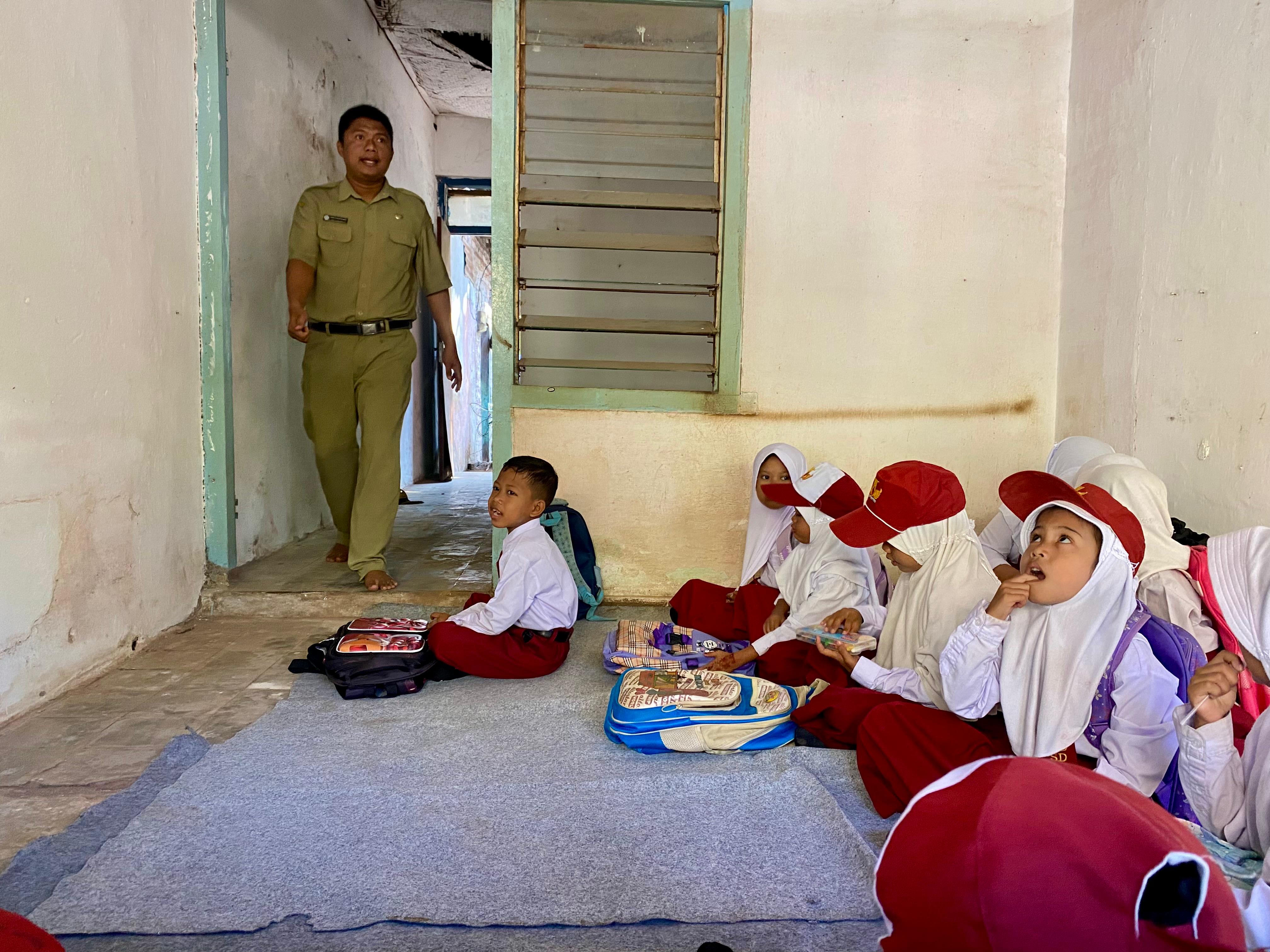 SEADANYA: Siswa SDN Tamberu 2 belajar di bekas rumah dinas kepala sekolah, Senin (15/7). (DOK JPRM)