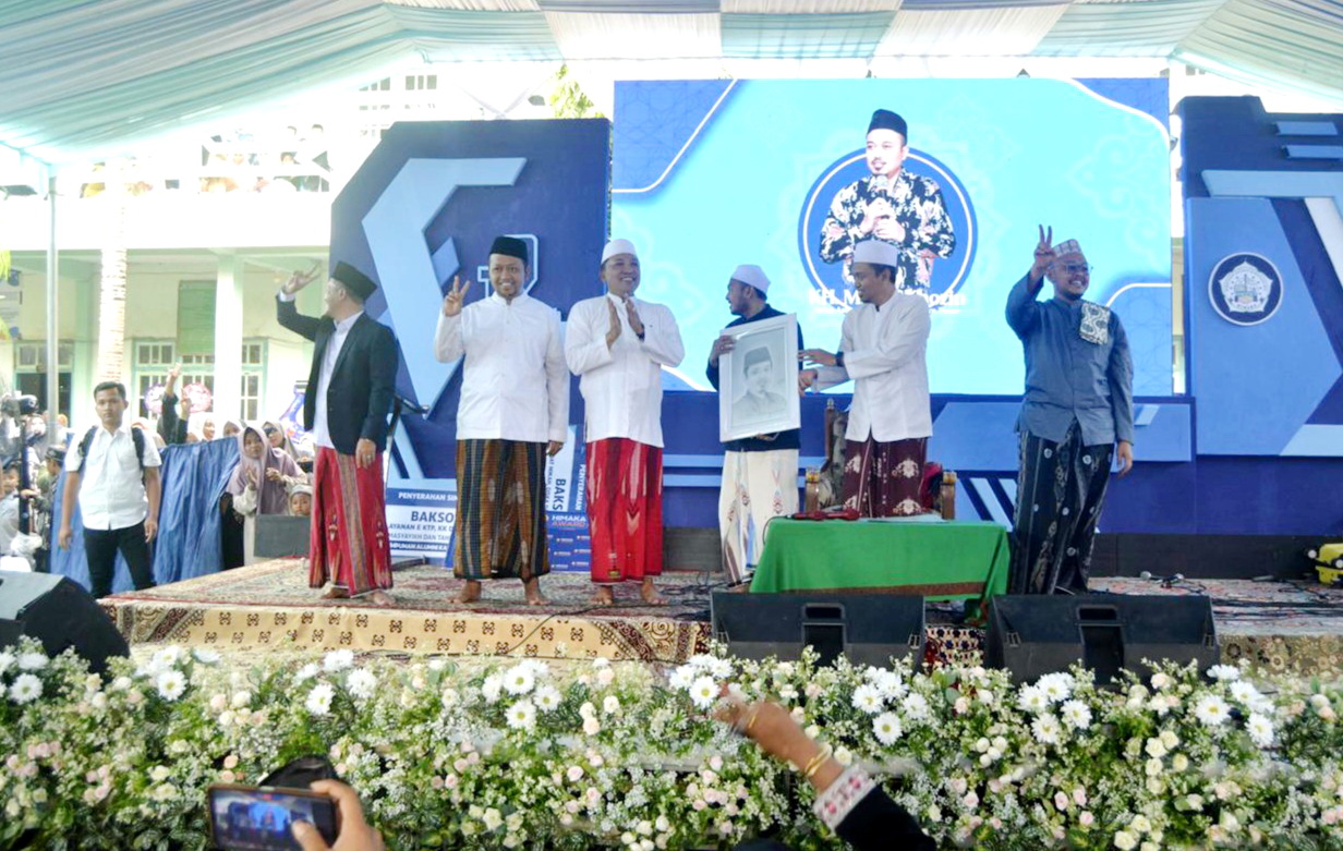 DUKUNG PENUH: Calon bupati Sampang nomor urut 2 Slamet Junaidi bersama calon wakilnya Ahmad Mahfudz, dalam haul masyaikh di Ponpes Miftahul Ulum Karang Durin, Senin (18/11). (JIMAD SAKTEH UNTUK JPRM)
